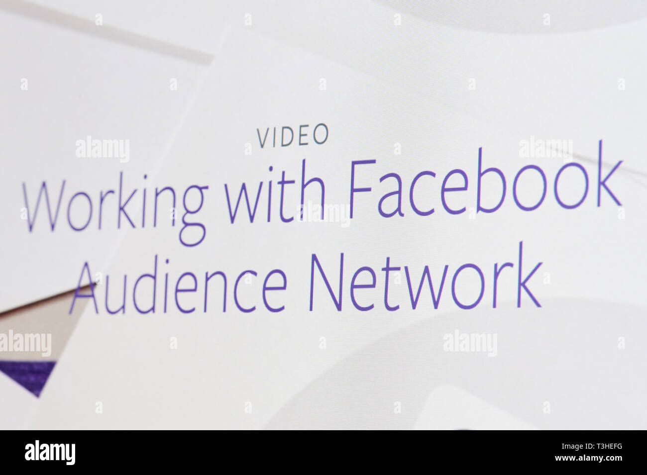Nueva York, Estados Unidos - 8 de abril de 2019: Video Facebook Audience Network En pantalla digital macro Vista cercana Foto de stock