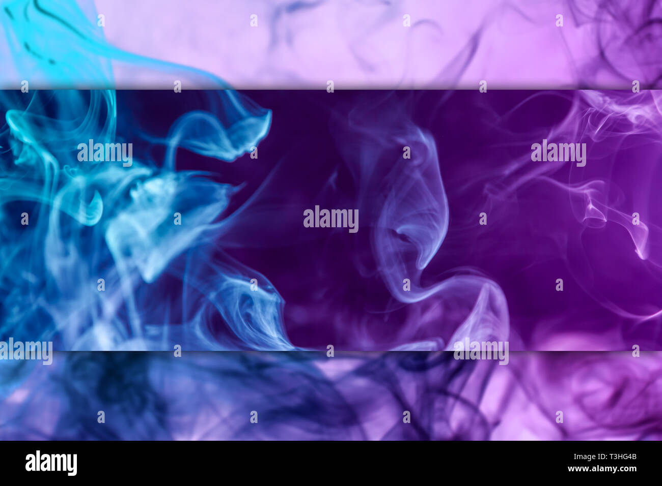 El arte abstracto de color rosa y humo azul en blanco y negro de fondo aislados. Detener el movimiento del humo multicolor sobre fondo oscuro Foto de stock