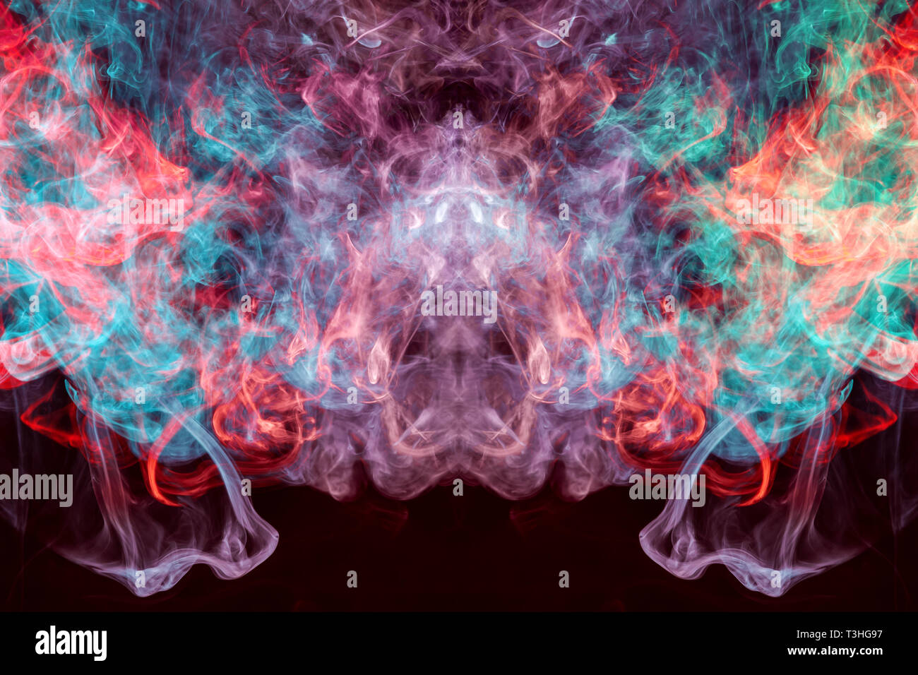Rojo y azul nube de humo negro de fondo aislado en la forma de una calavera, monstruo dragón negro sobre un fondo aislados. Mocap para enfriar t-shi Foto de stock