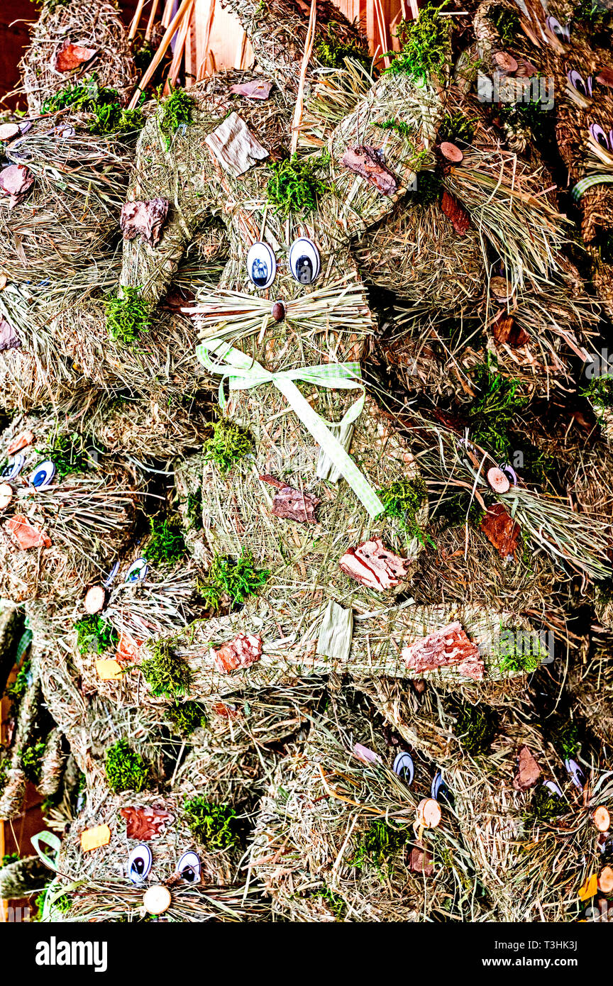 Osterhasen aus Gras; Pascua conejitos hechas de hierba Foto de stock