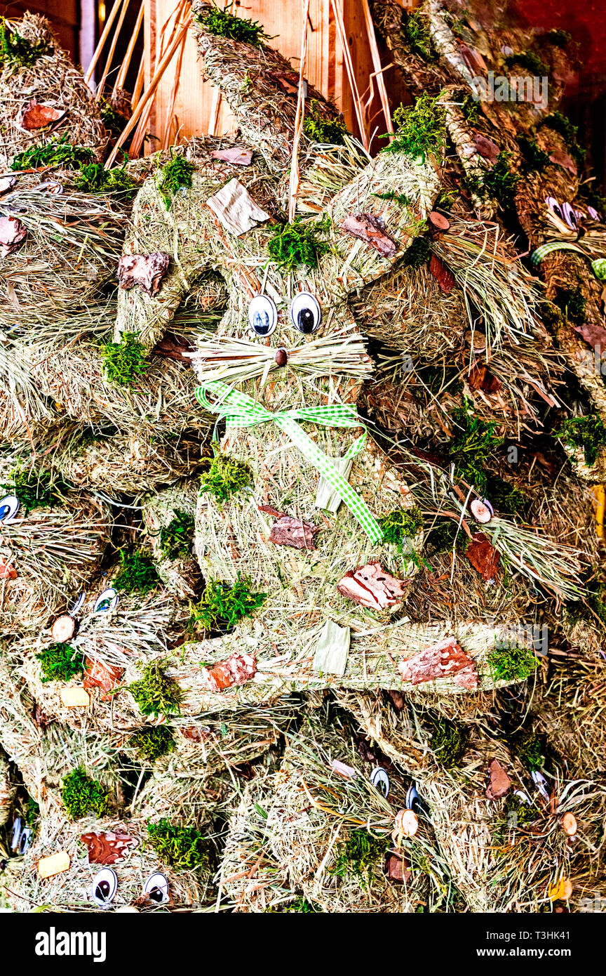 Osterhasen aus Gras; Pascua conejitos hechas de hierba Foto de stock