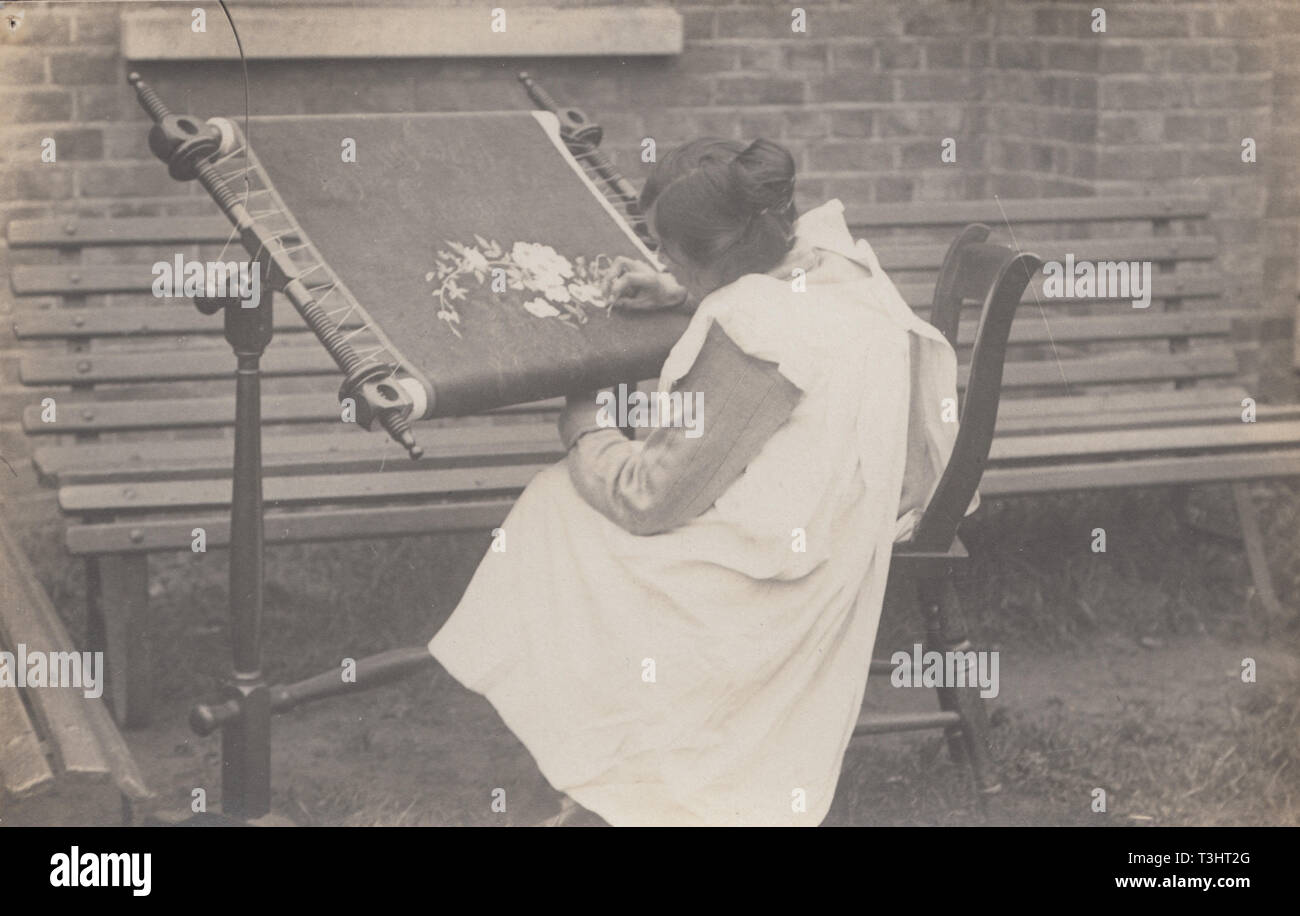 Vintage postales fotográficas mostrando un niño sentado afuera cosido transversal Foto de stock