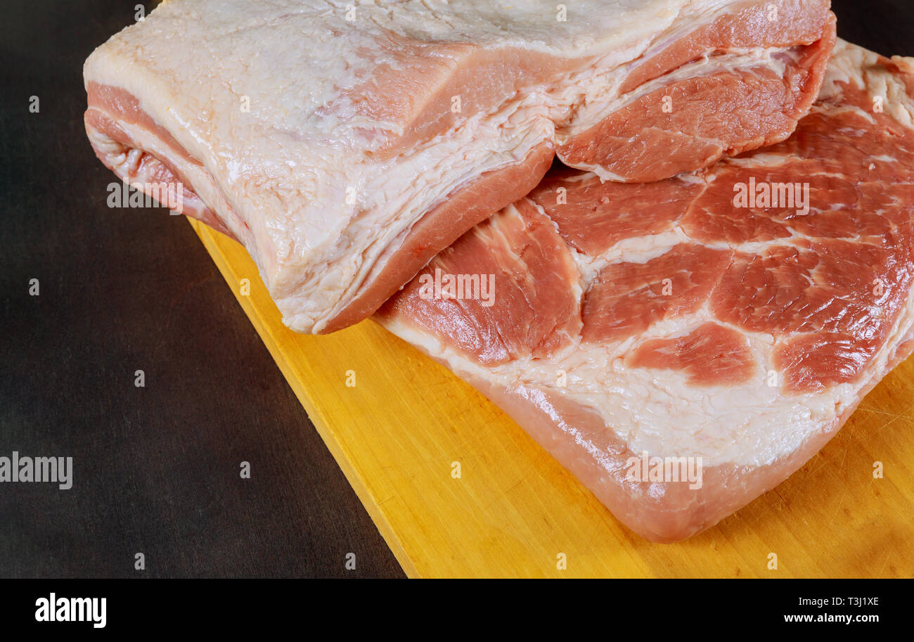 Pierna de cerdo cruda fotografías e imágenes de alta resolución - Alamy