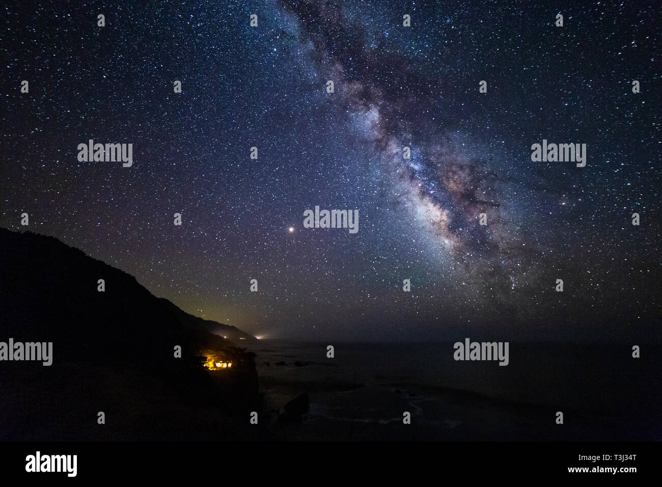 La galaxia de la Vía Láctea y el cielo nocturno sobre la costa de California a lo largo de la Carretera de la Costa del Pacífico cerca de Big Sur Foto de stock