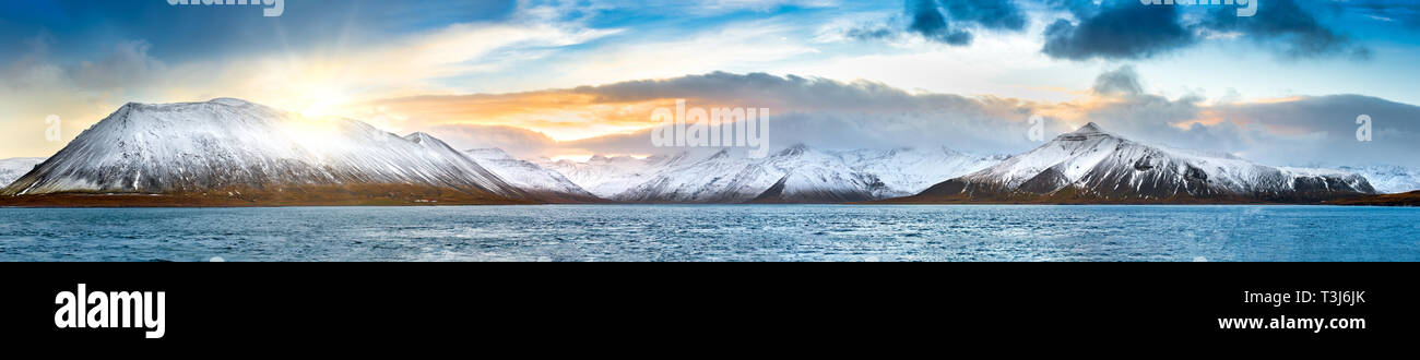 Panorama en invierno islandés Vesturland región Foto de stock