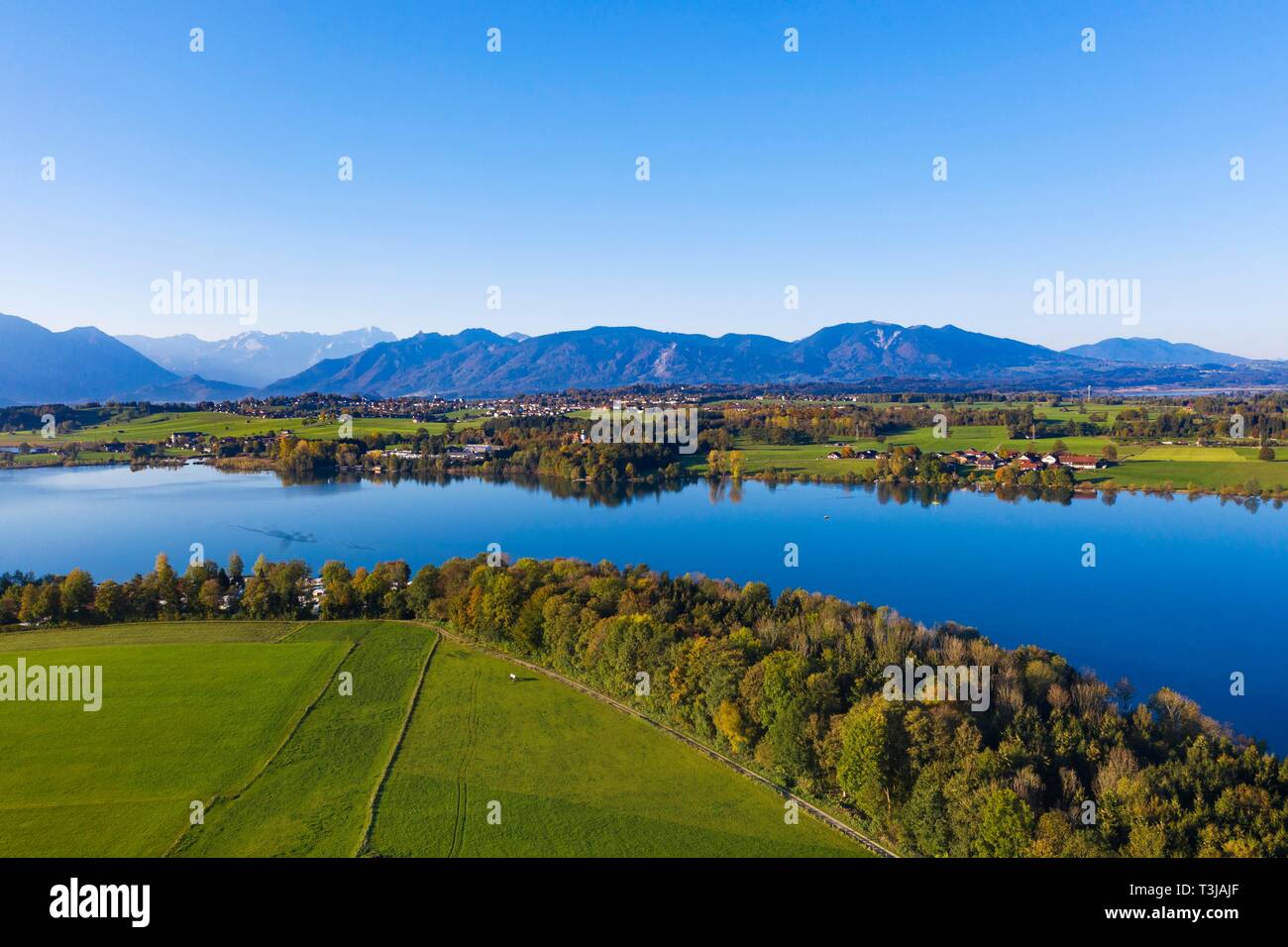 Lago Riegsee, aldeas y Neuegling Egling, detrás de Murnau, el país azul, Alpine foreland, drone disparo, la Alta Baviera, Baviera, Alemania Foto de stock