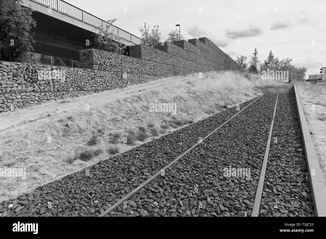 Las vías del ferrocarril en el vacío final, memorial a los judíos deportados, la antigua estación de mercancías Derendorf, Dusseldorf, Renania, Renania del Norte-Westfalia Foto de stock