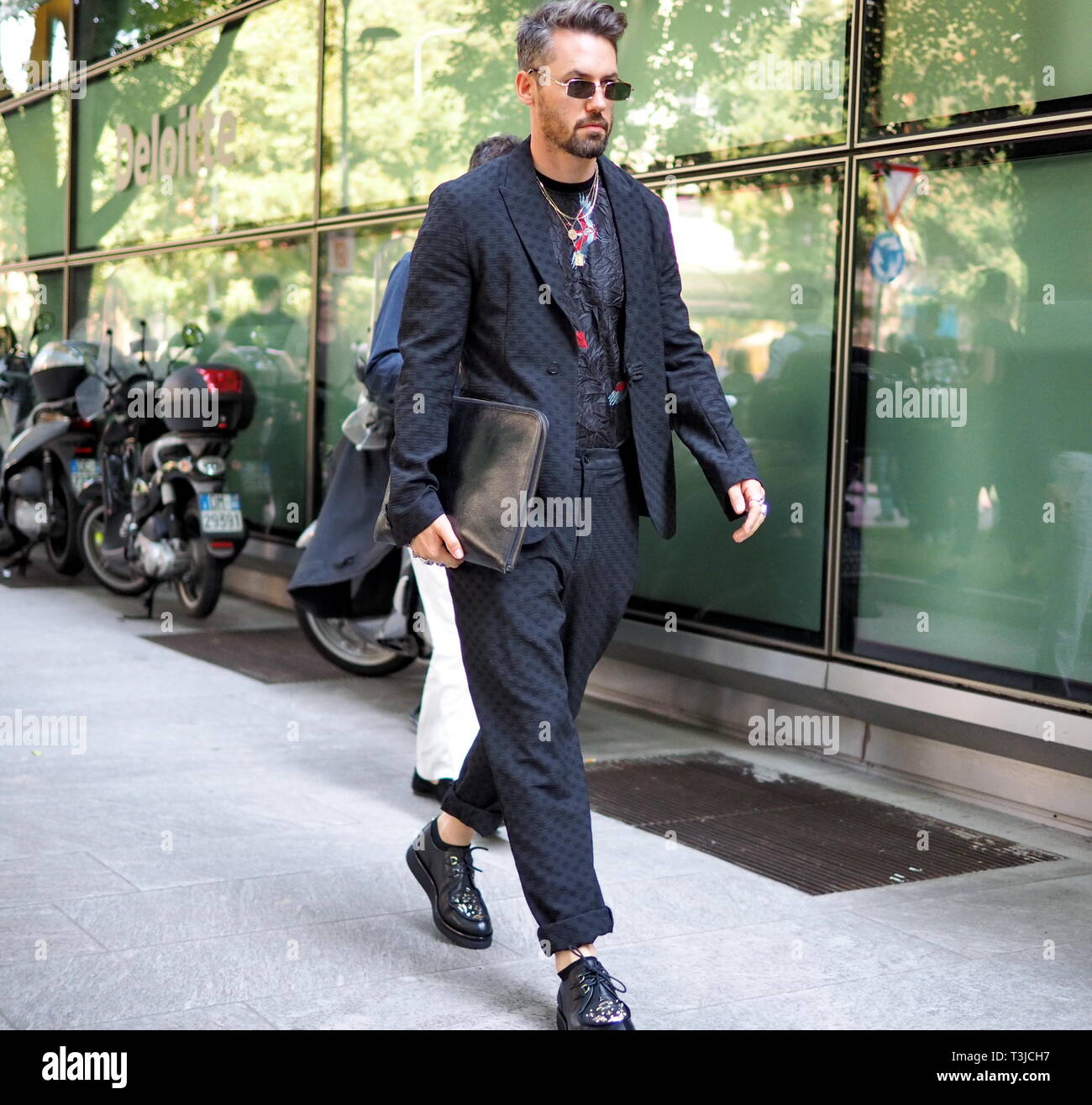 Milán, Italia - Junio 18, 2018: Moda Hombre posando para los fotógrafos en  la calle antes de Giorgio Armani Fashion show, durante la Semana de la moda  de Milán hombres Fotografía de stock - Alamy