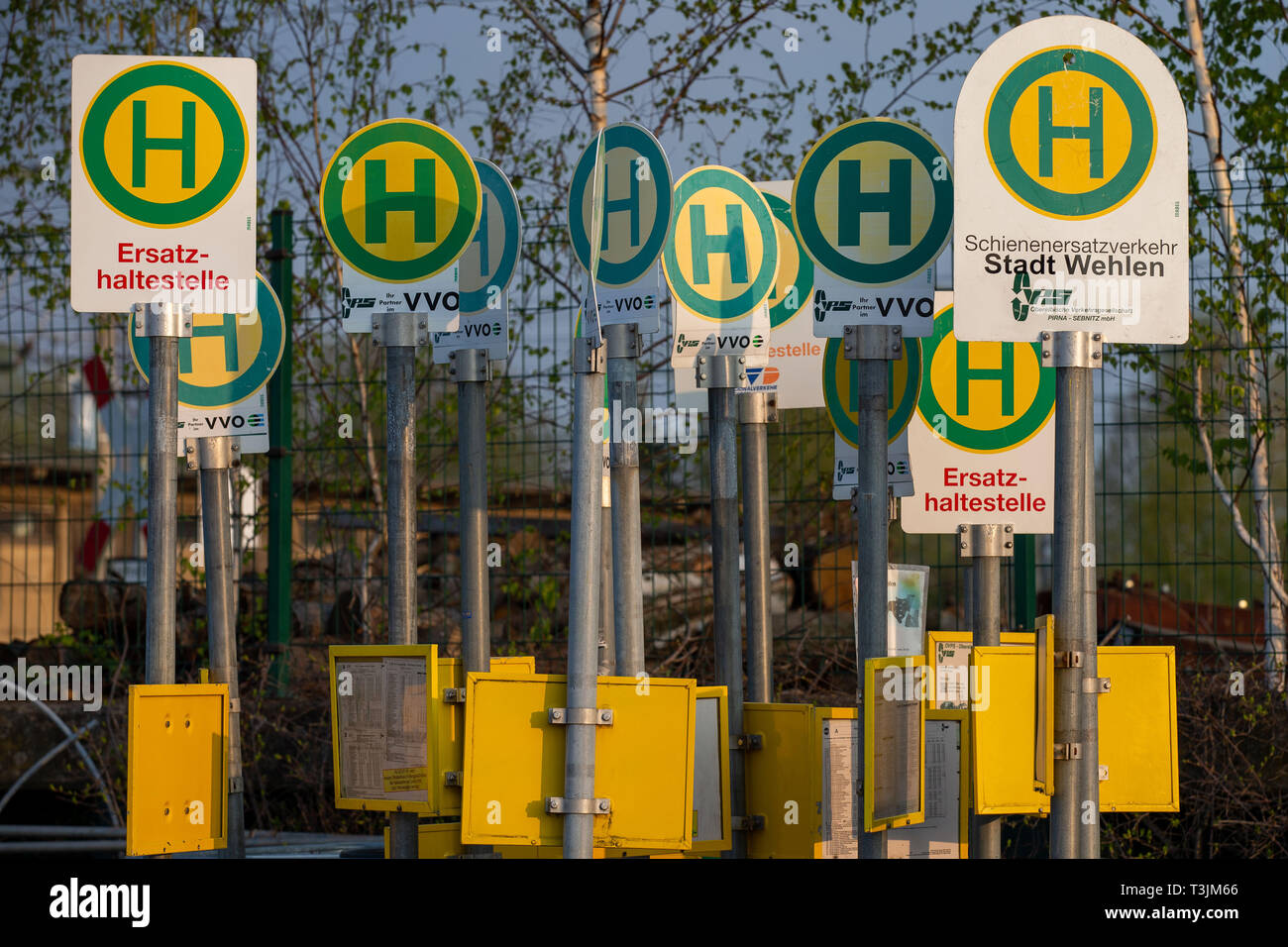 Pirna, Alemania. 10 abr, 2019. En las instalaciones de la (OVPS Oberelbische Verkehrsgesellschaft Pirna-Sebnitz) hay signos para paradas de autobús con la inscripción "Ersatzhaltestelle' o 'Schienenersatzverkehr Stadt Wehlen'. Éstos se configuran cuando se detiene no puede ser alcanzado en el caso de mal funcionamiento o de obras de construcción. Crédito: Daniel Schäfer/dpa/Alamy Live News Foto de stock