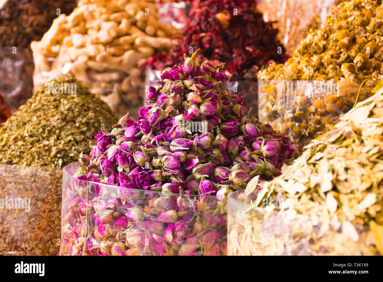 Colorido zoco de especias especias en Dubai, todas las hierbas secas nueces y especias de flores colecciones Foto de stock