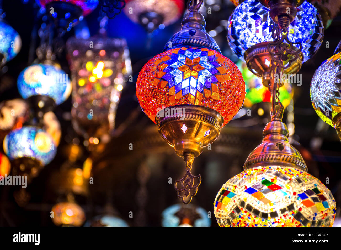 Hermosa lámpara de Ramadán tradicional con desenfoque de fondo - Disparo desde Dubai Spice Souk, famoso tourkish luz, lugar para visitar en Dubai-EAU Foto de stock
