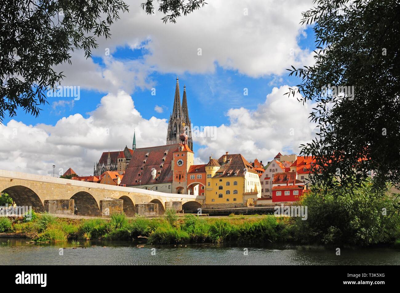 Con la catedral de Ratisbona y puente de piedra, el río Danubio, Baviera, Alemania, Europa Foto de stock
