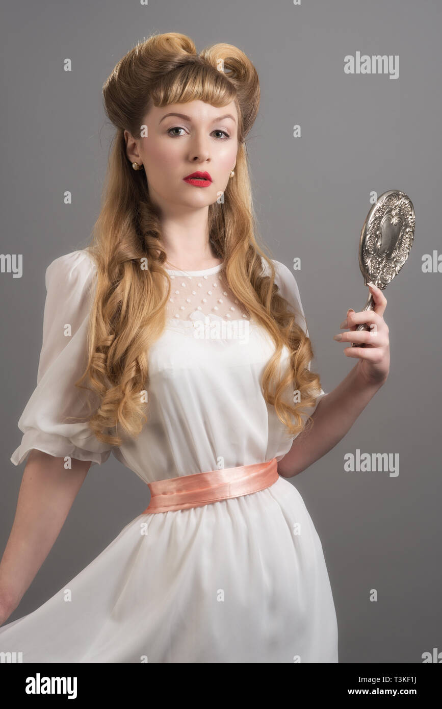 Personaje creado con el maquillaje y el vestuario para el último gran  proyecto de grado universitario Fotografía de stock - Alamy