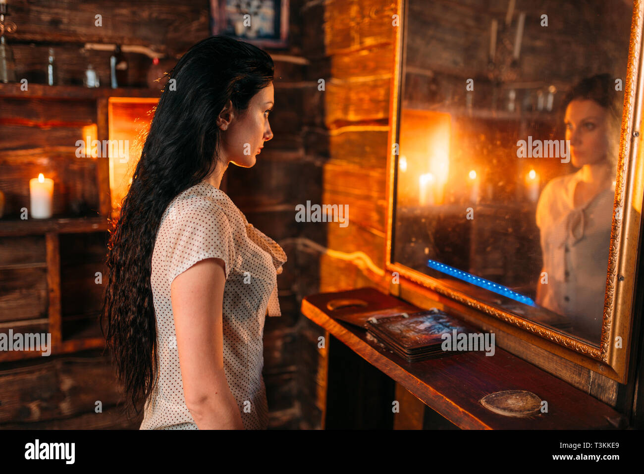 Mujer joven en el espejo espiritual seance Fotografía de stock - Alamy