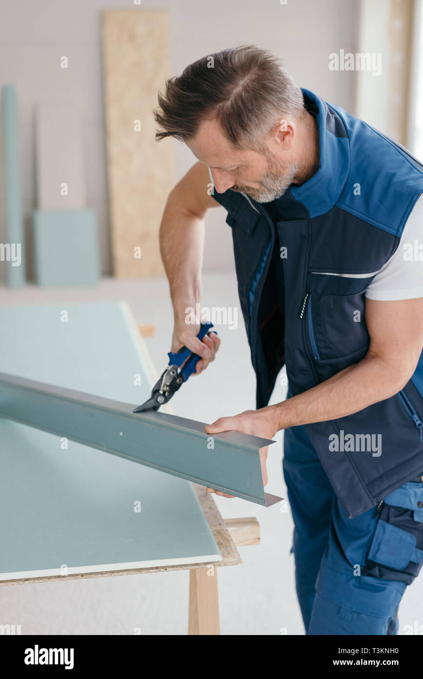 Generador de perfiles metálicos de Corte con tijeras durante la renovación  interior o la construcción de un nuevo concepto de la casa Fotografía de  stock - Alamy