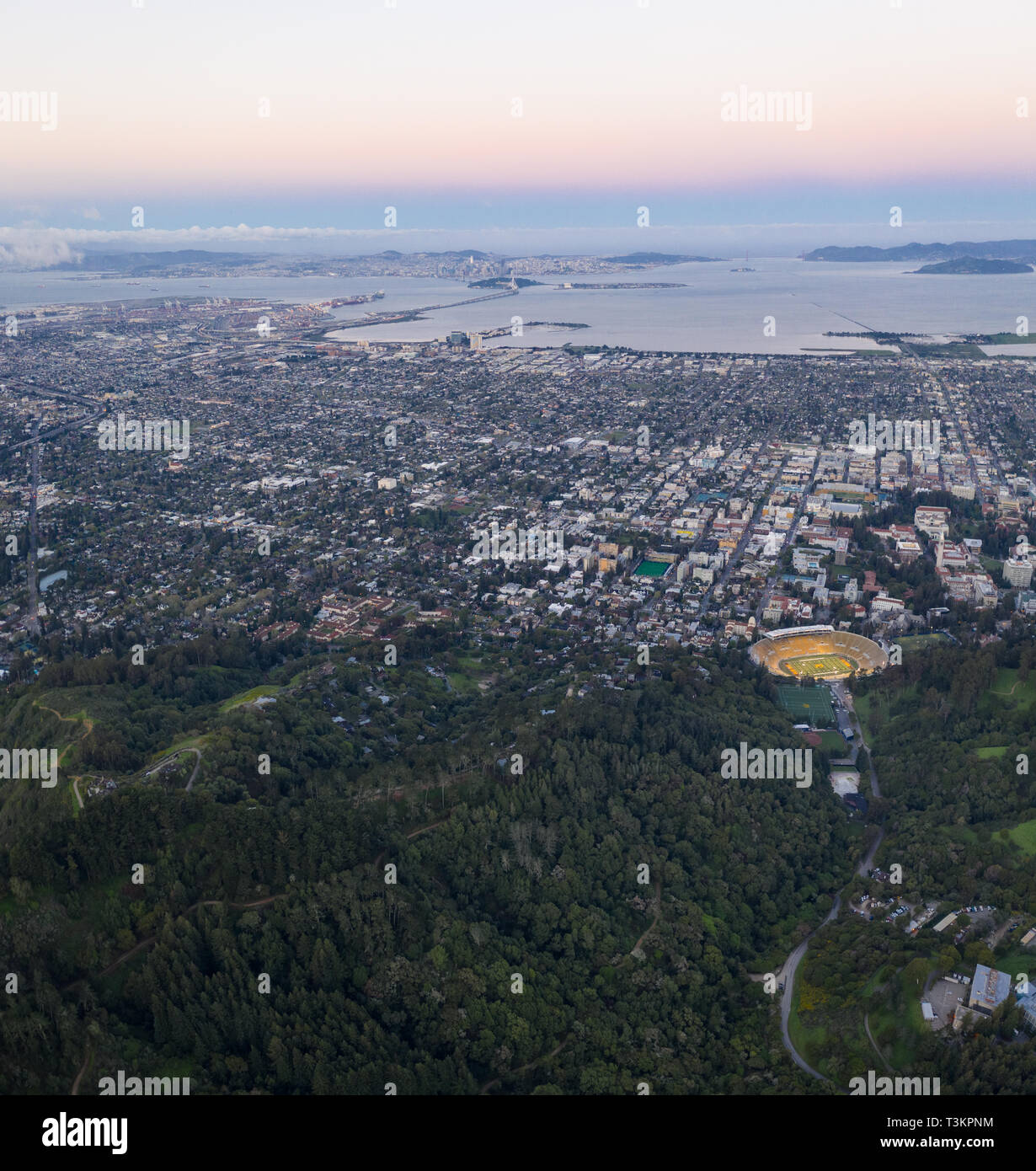 Un hermoso amanecer ilumina Oakland, Berkeley y San Francisco Bay en el norte de California. Esta zona es a menudo cubierto por una gruesa capa de marina. Foto de stock