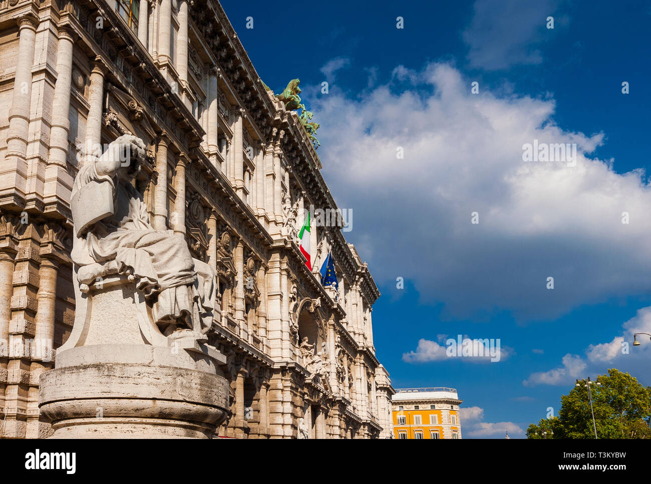Antiguo palacio de justicia de Roma con su pesada y fachada barroca, también conocido como "Palacio Palazzaccio" (malo), un hito de la ciudad Foto de stock