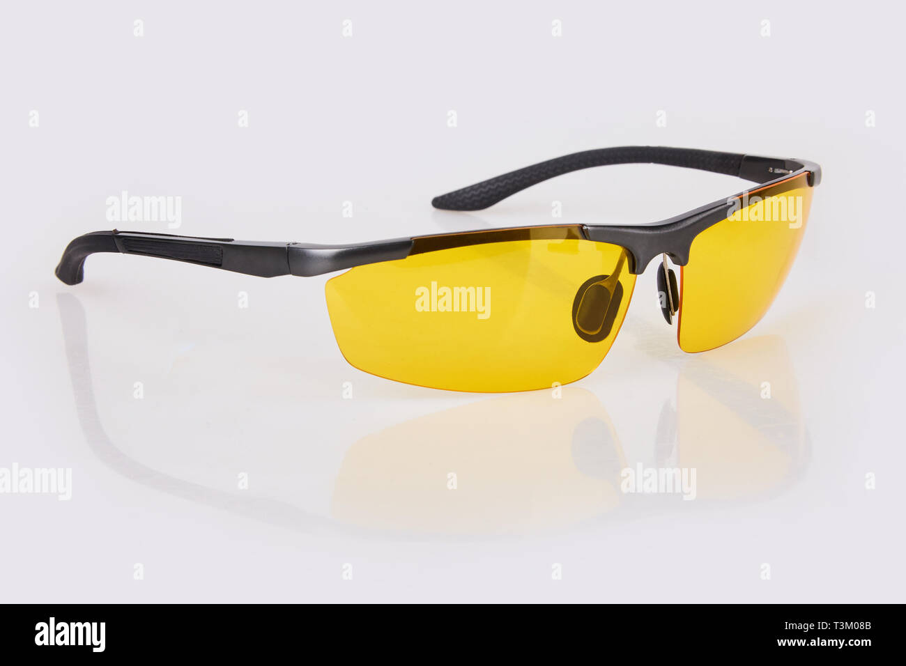 Moda gafas con lentes de color amarillo. Noche ocular gafas para los conductores automóviles. Aislado en blanco. Gafas de sol Fotografía de stock - Alamy