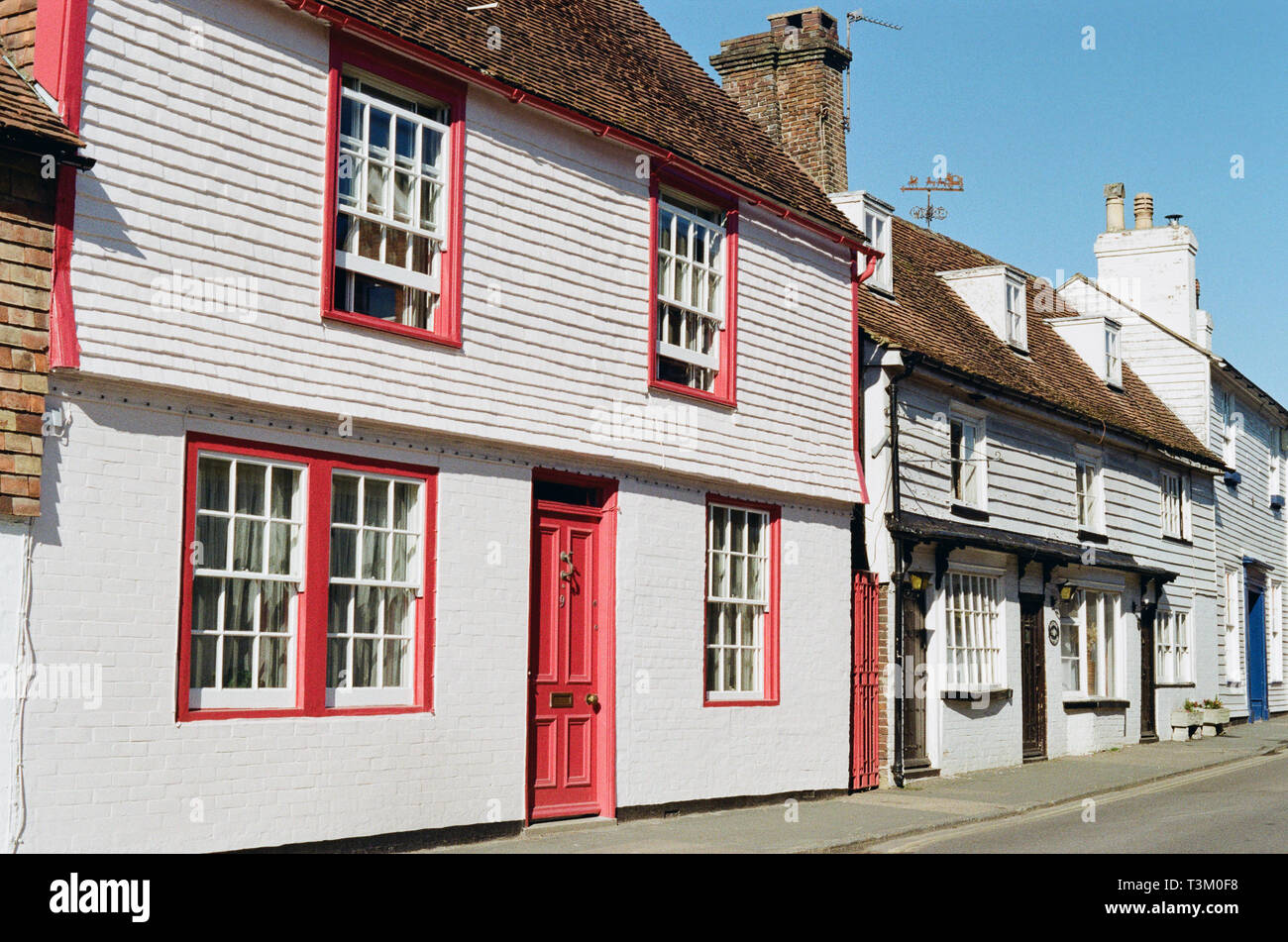 Viejas casas weatherboarded junto Mount Street, en el centro histórico de la ciudad de Battle, East Sussex, Reino Unido, en el corazón de país 1066 Foto de stock