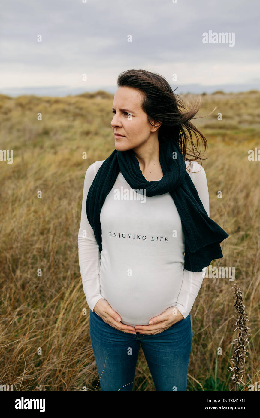 Mujer embarazada acariciando su barriga Foto de stock