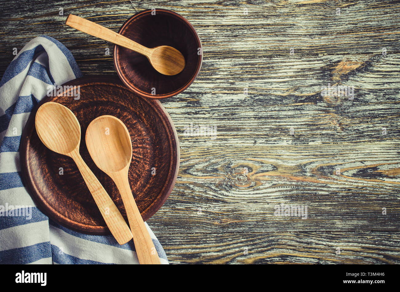 Fondo culinario, platos de cerámica vacíos, cucharas y cuencos de madera o  bambú. Estilo rústico. Decoración de la cocina del hogar Fotografía de  stock - Alamy
