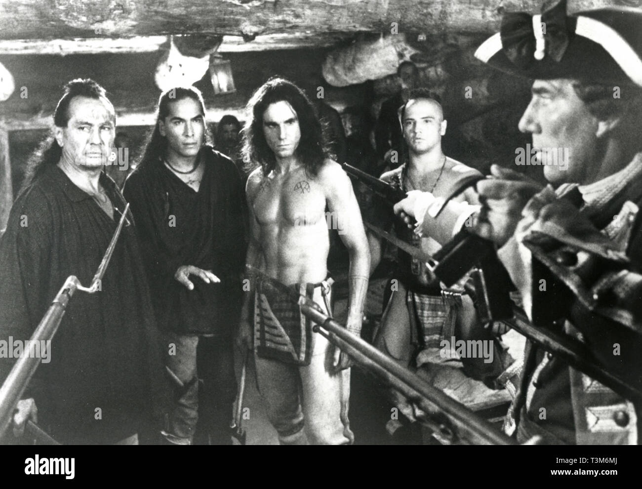 Eric Schweig, Russell Medios y Daniel DayLewis en la película el último de los mohicanos, 1992