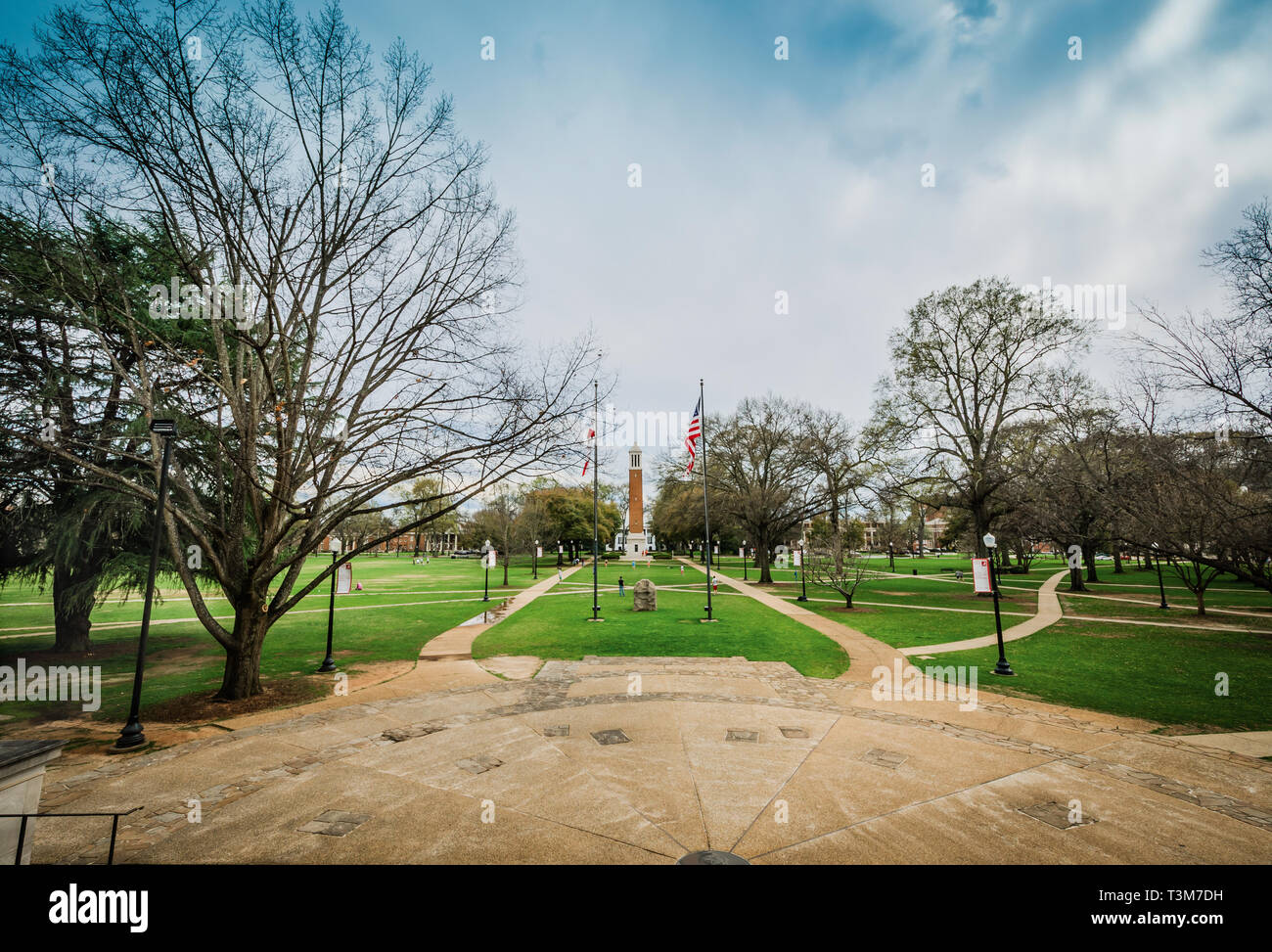 Denny campanillas y la Universidad de Alabama el cuadrángulo está visto desde los escalones de la biblioteca Amelia Gayle Gorgas en Tuscaloosa, Alabama. Foto de stock