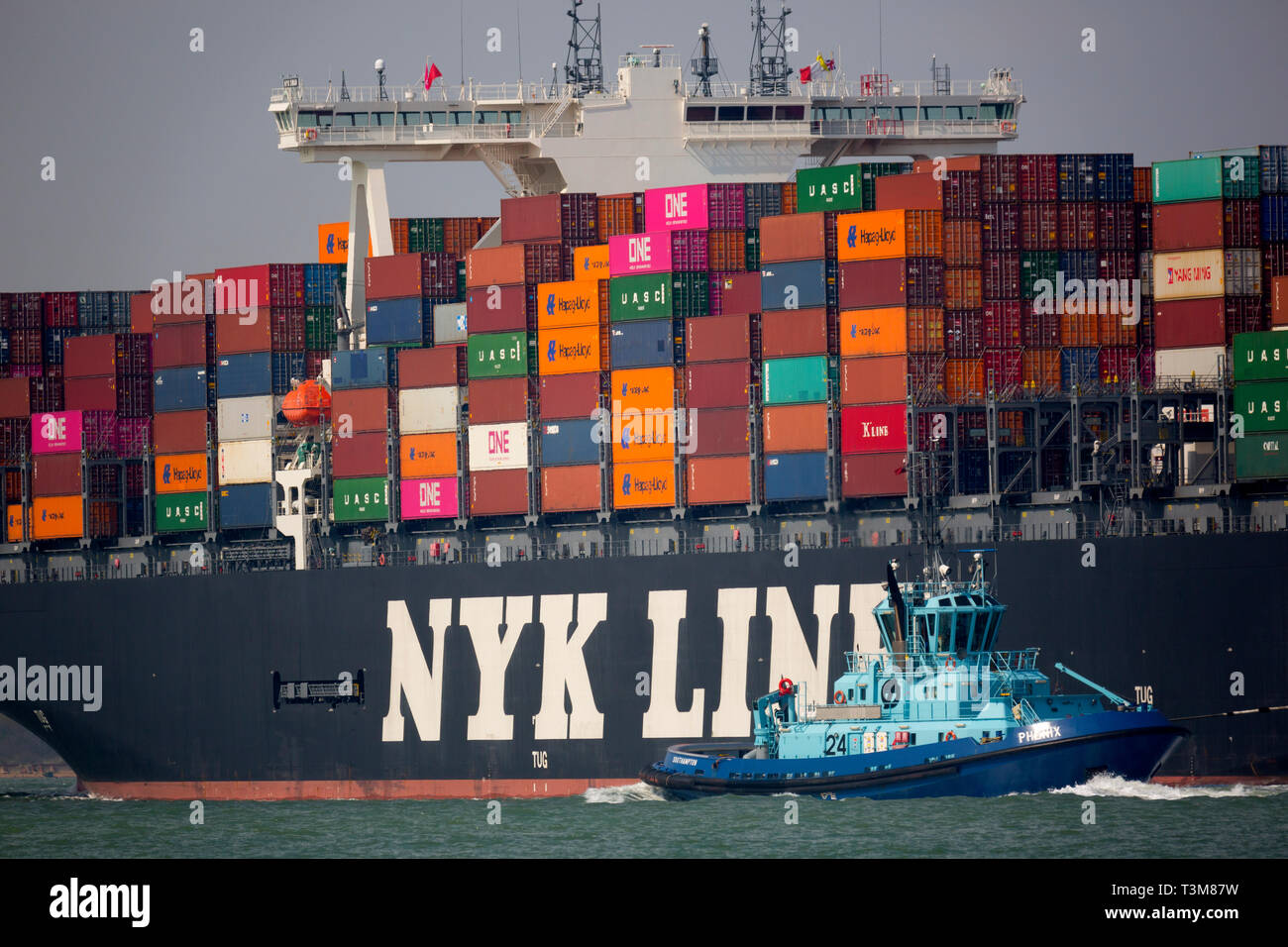 Gran,importación,servicios,envios,Agente,puerto,Voith tractor remolcador,escolta,,piloto Container,enviar,Southampton,Terminal,el Solent,China,Europa,importar,comercio,ocupado Foto de stock