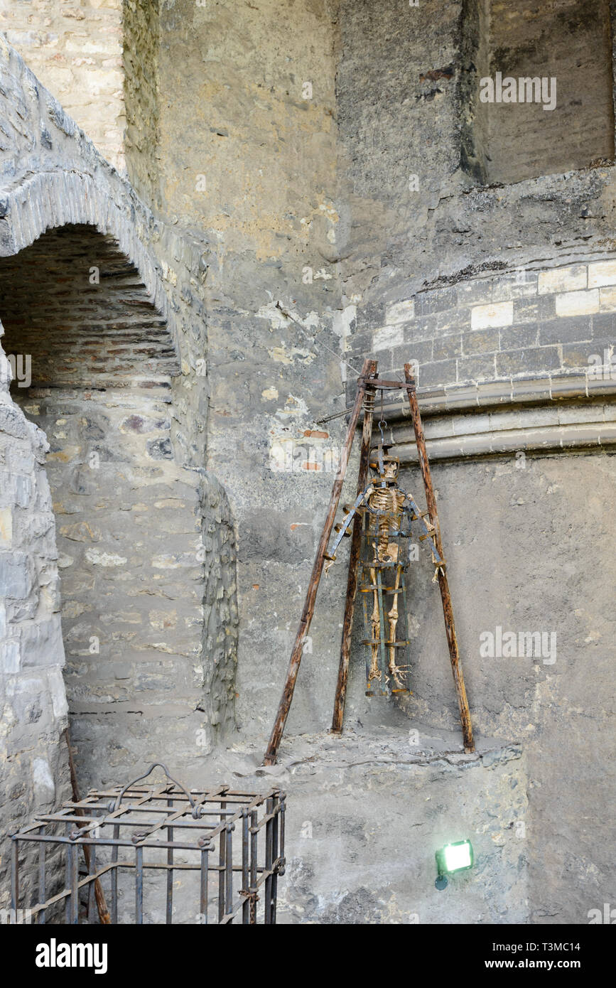 Cámara de tortura en el castillo de Praga, un esqueleto en una jaula  Fotografía de stock - Alamy