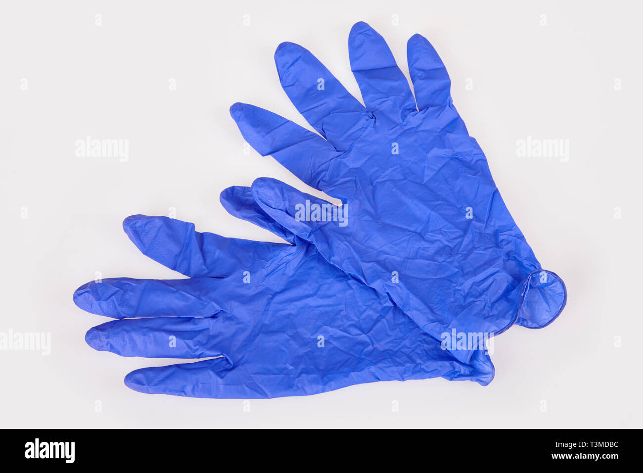 médicos de látex azul oscuro aislado sobre fondo blanco. Accesorios médicos: de guantes esterilizados Fotografía de stock - Alamy