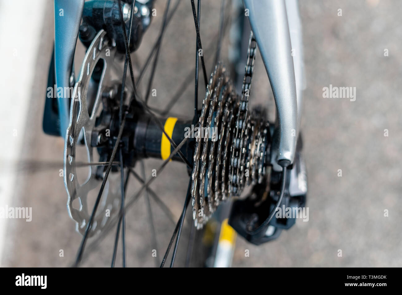 Buje de la rueda trasera de bicicleta de carretera con casete de velocidad  múltiple y la cadena con los radios y la llanta Fotografía de stock - Alamy