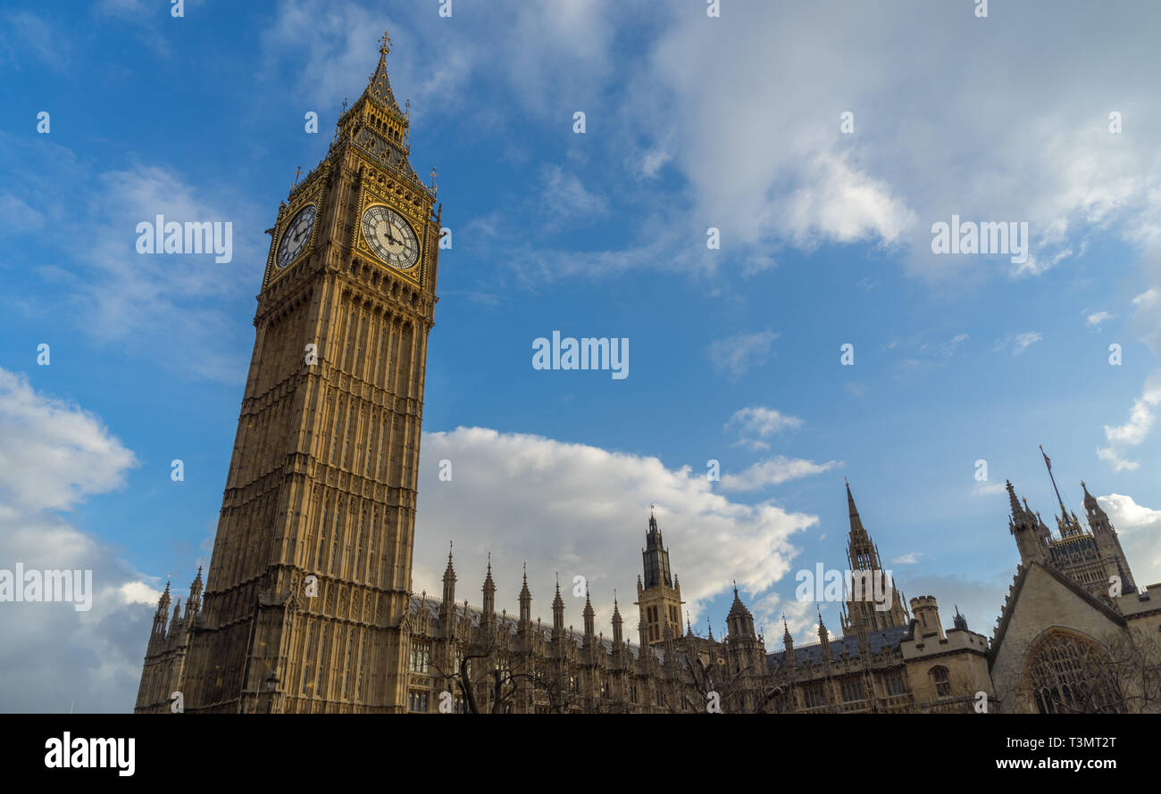 Mirando el Big Ben Torre del Reloj y el Palacio de Westminster, en el centro de Londres. Foto de stock
