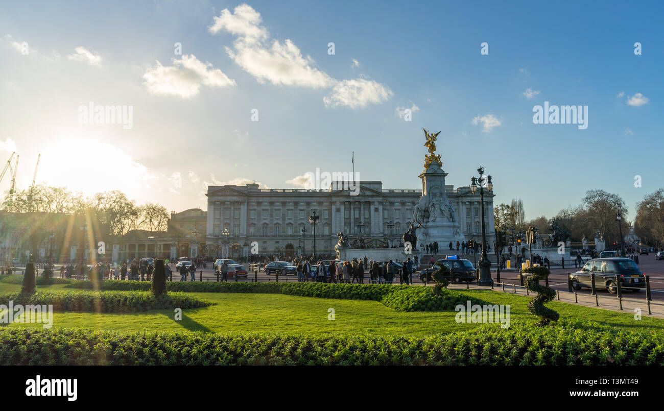 El Palacio de Buckingham con turistas en un día soleado Foto de stock