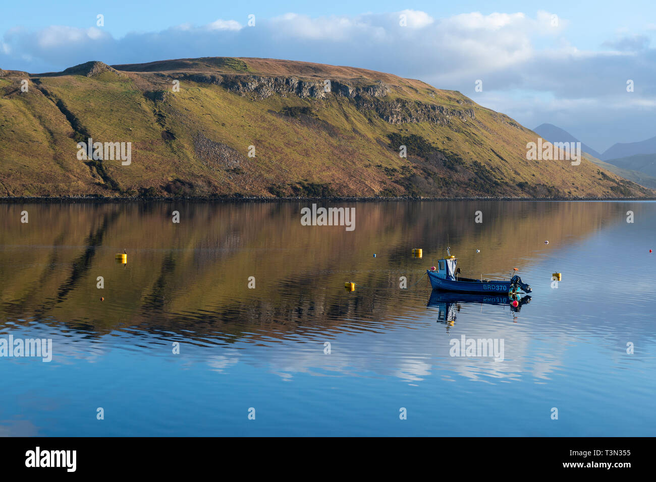 Coloridos reflejos en las tranquilas aguas del lago Loch Harport en la Isla de Skye, la región de tierras altas, Escocia, Reino Unido Foto de stock
