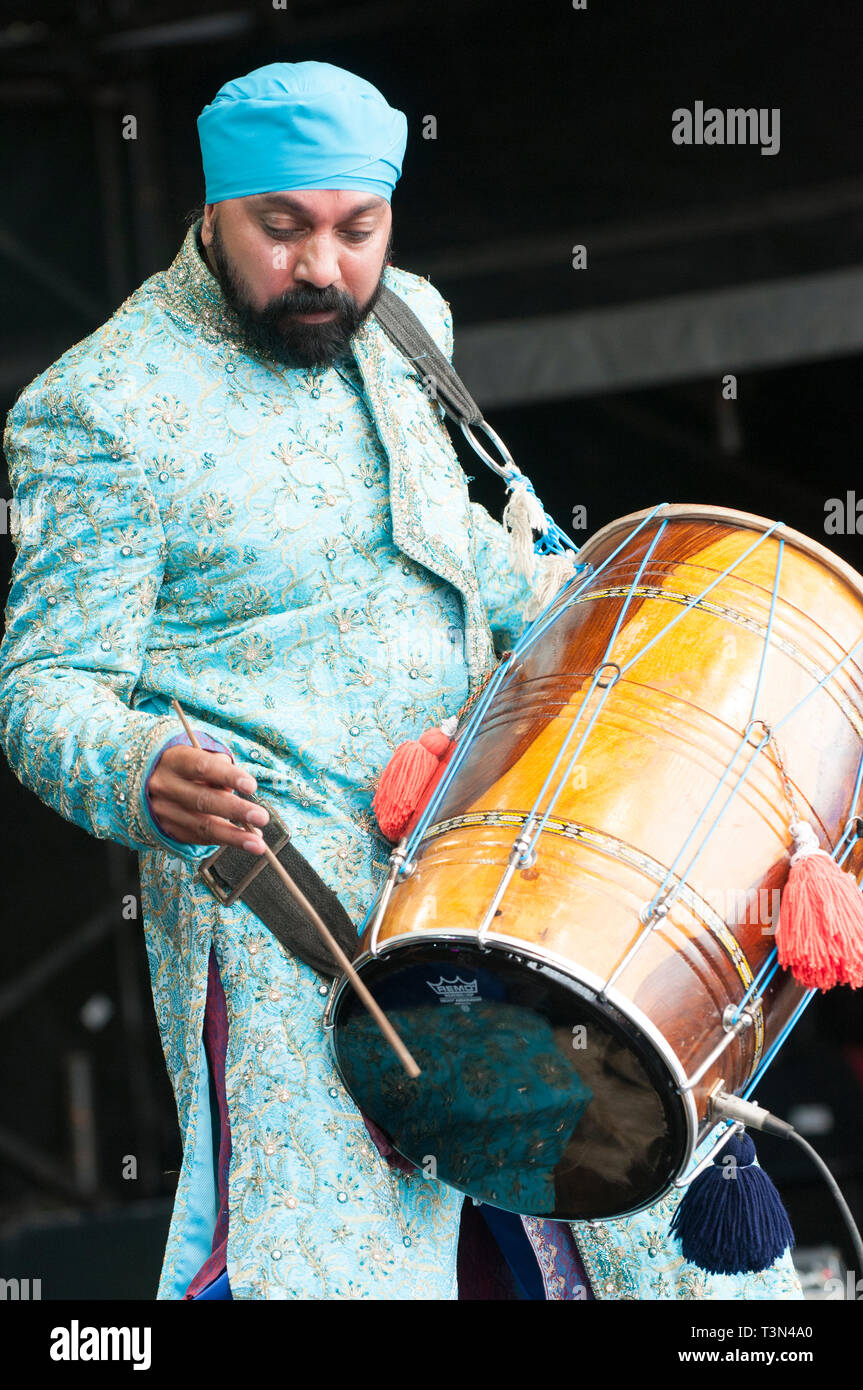 Buzz Singh de Bhangra rock banda de fusión, Kissmet actuarán en el festival WOMAD, Charlton Park, Reino Unido, 2013 Foto de stock
