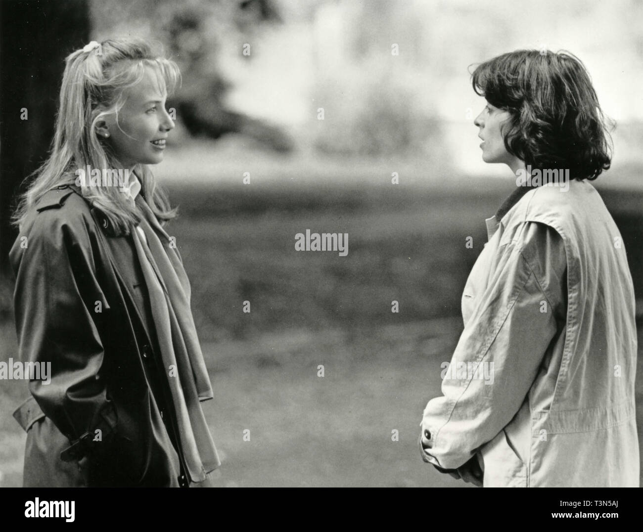 Las actrices Rebecca de Mornay y Annabella Sciorra en la película "La mano que mece la cuna, 1990 Foto de stock