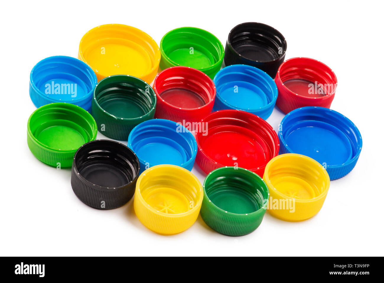 Tapas de botellas de plástico recicladas en blanco Fotografía de stock -  Alamy