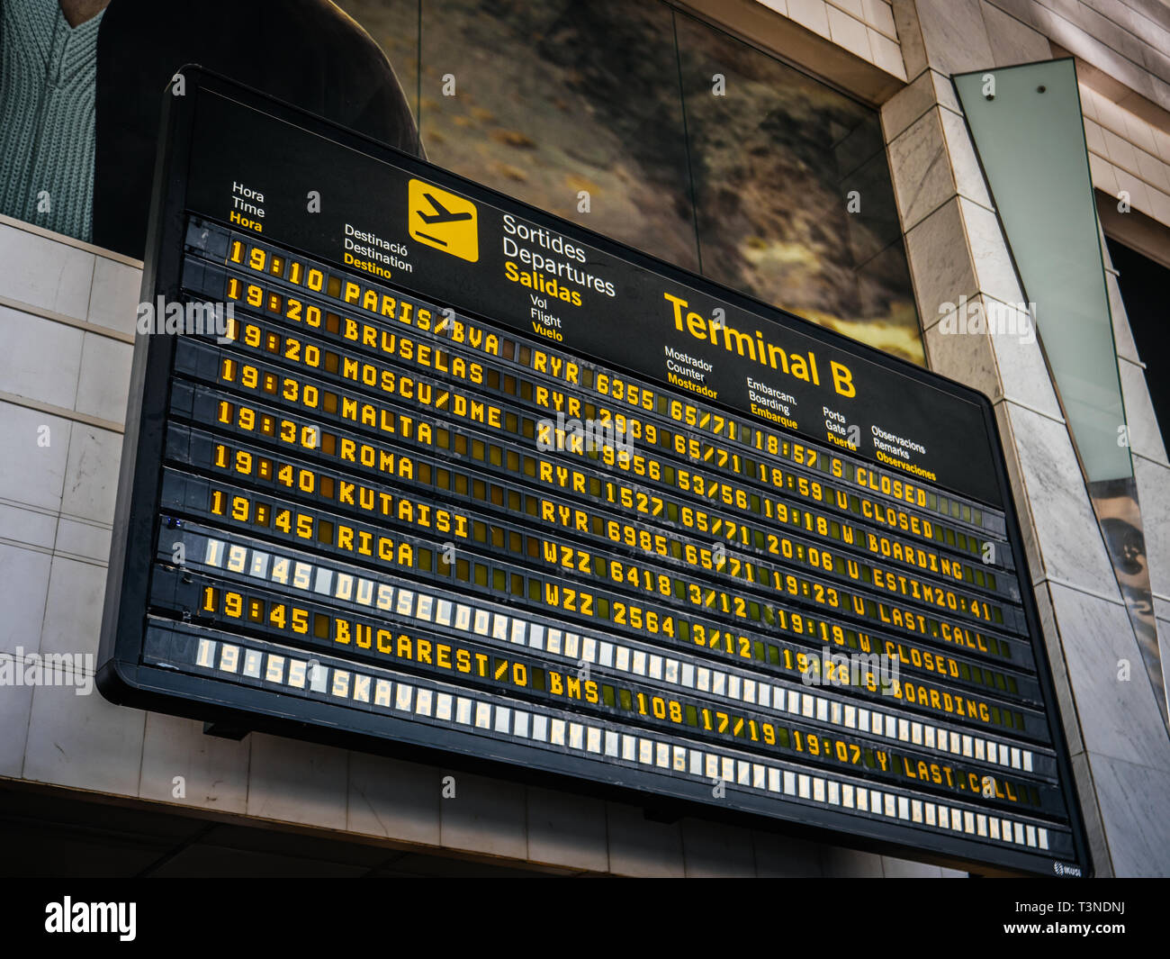 Barcelona, España - 4 Jun, 2018: ángulo de visión baja de electrónica  moderna junta de salida en el aeropuerto con horarios y vuelos diversas  International Airways destino a París, Bruselas, Moscú, Malta,