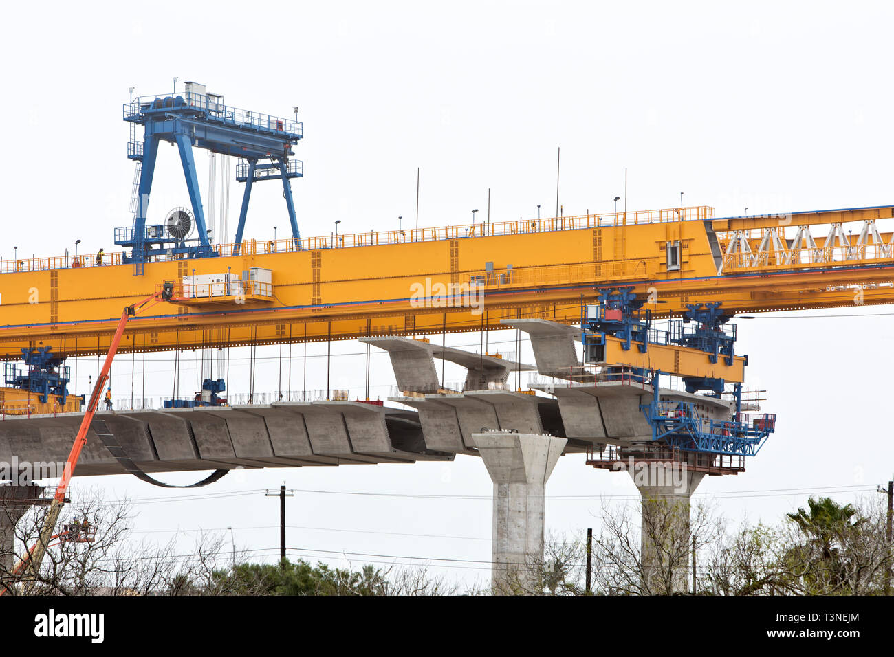 Nuevo puerto, la construcción del puente de seis carriles estancia-cable, puente segmental de hormigón. Foto de stock