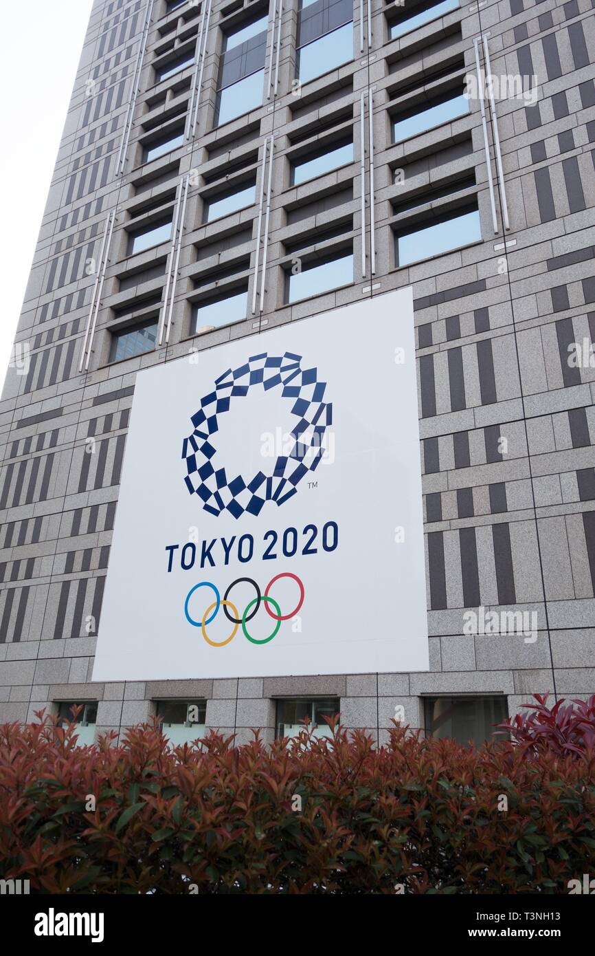 Una pancarta para los Juegos Olímpicos de 2020 colgando del edificio del Gobierno Metropolitano de Tokio en Tokio, Japón. Foto de stock