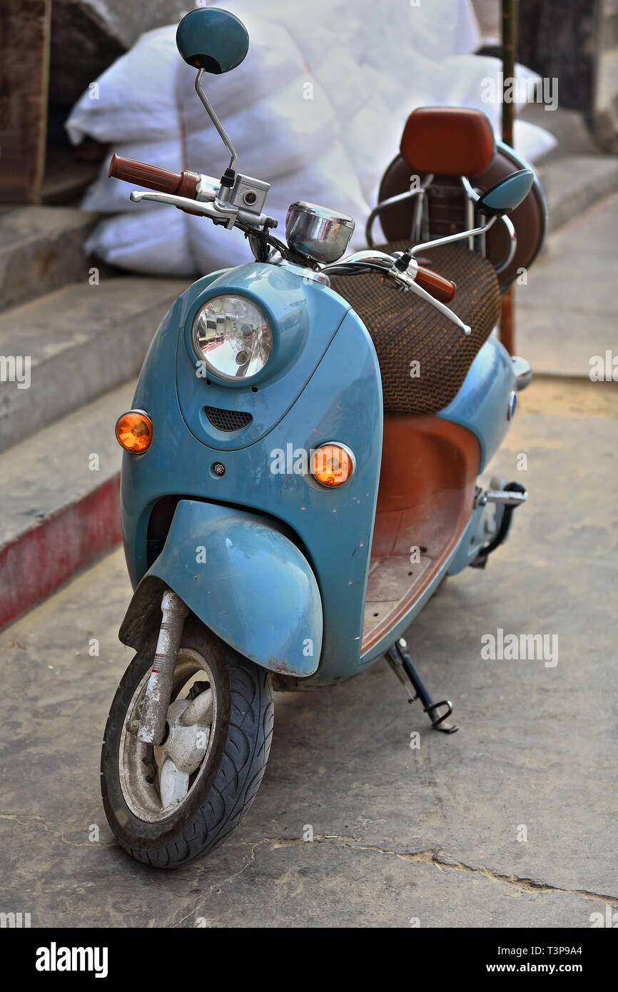 Scooter azul del motor estacionado en el mercado del domingo. Hotan  City-Xinjiang-China-0095 Fotografía de stock - Alamy