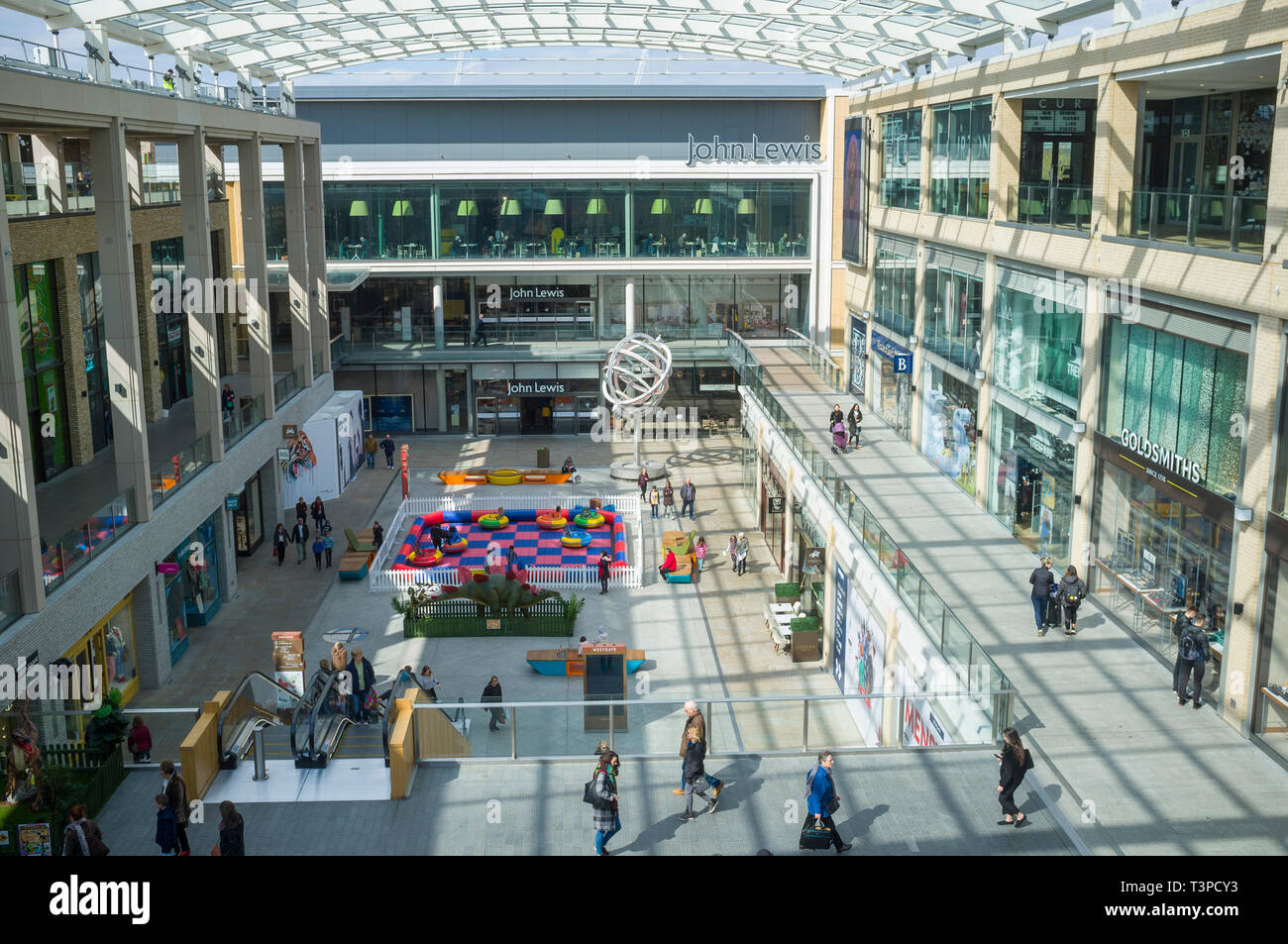 El interior del nuevo centro comercial Westgate en Oxford con el John