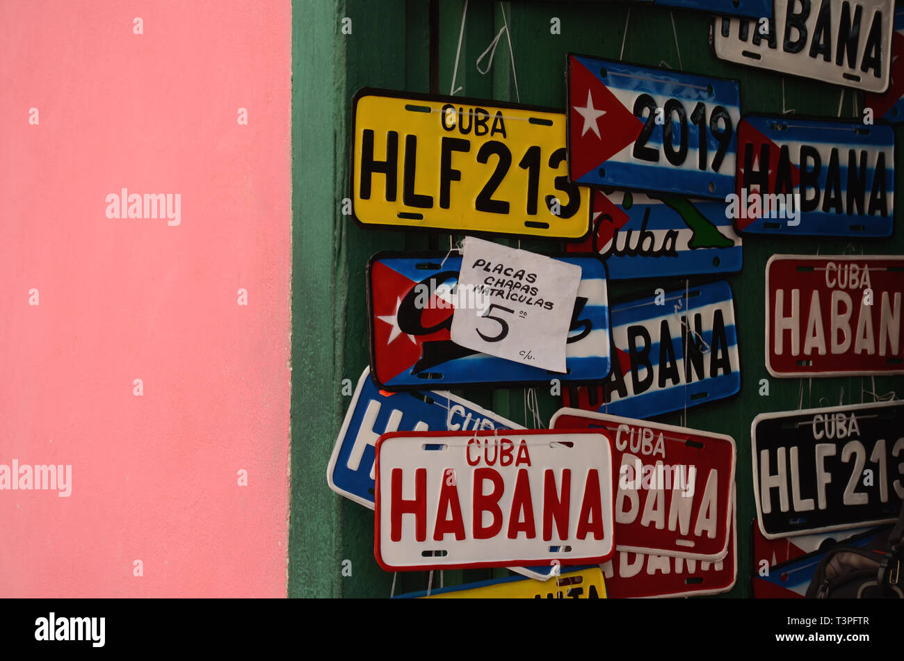 Visualización de placas para la venta en una tienda en La Habana, Cuba  Fotografía de stock - Alamy