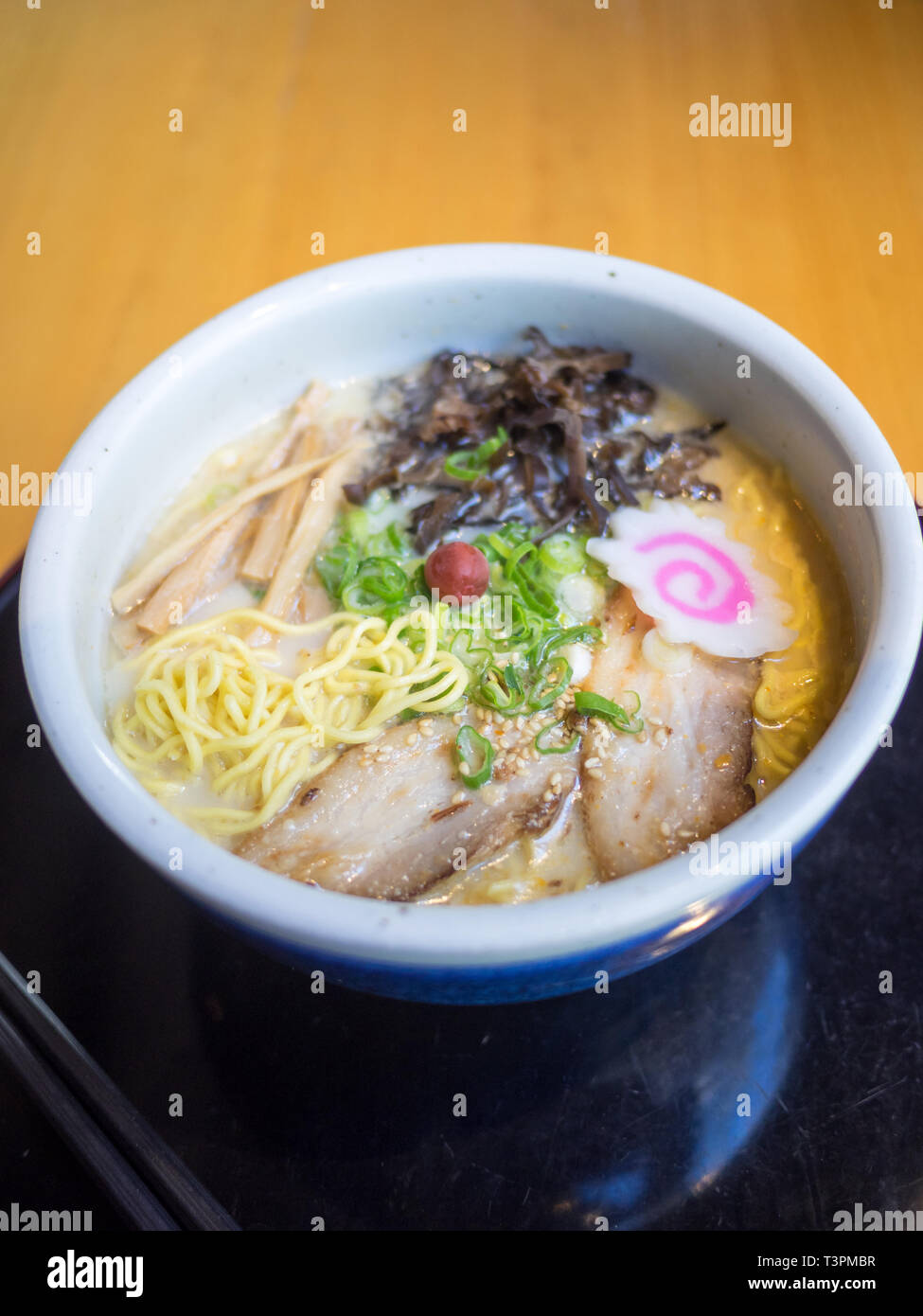 Japonés shio ramen con caldo blanco tonkotsu Ramen, desde Hokkaido Santouka  en Dundas Street en Toronto, Ontario, Canadá Fotografía de stock - Alamy