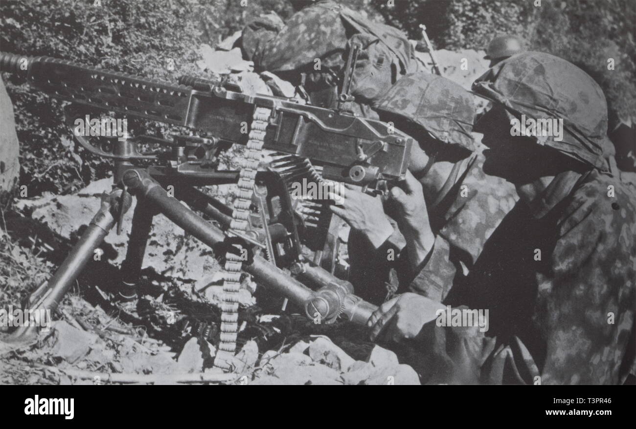 Armas de servicio, Alemania hasta 1945, ametralladora pesada (37 t), checo ZB 1937, dos soldados alemanes, quizás de las Waffen-SS, con una MG 37 (t), a principios de 1940, sólo Editorial-Use Foto de stock