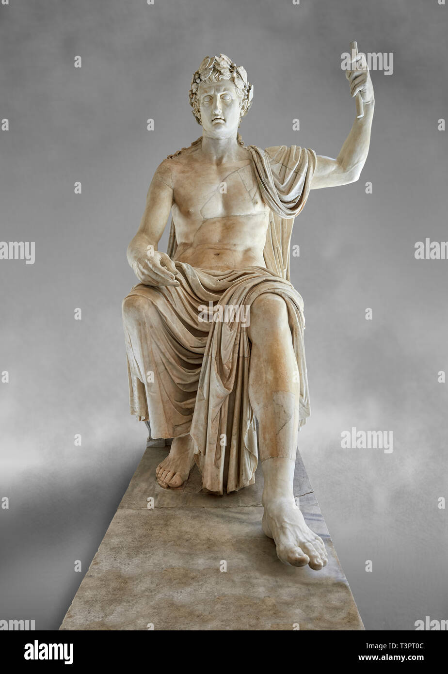 Romano asentado staue colosal de Augusto César, de mármol blanco, de finales del primer siglo, B.C, inv 6040, Nápoles, Museo Nacional de Arqueología, Arte backgr gris Foto de stock
