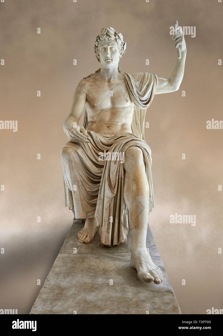 Romano asentado staue colosal de Augusto César, de mármol blanco, de finales del primer siglo, B.C, inv 6040, Museo Arqueológico Nacional de Nápoles Foto de stock