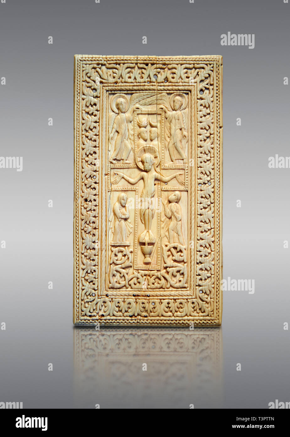 Marfil de elefante medieval representando el Crucifixtion panel de socorro. Desde Alemania del sur o del norte de Italia, a finales del 10 o el 11%. AD. Inv. OA, 12231 Foto de stock