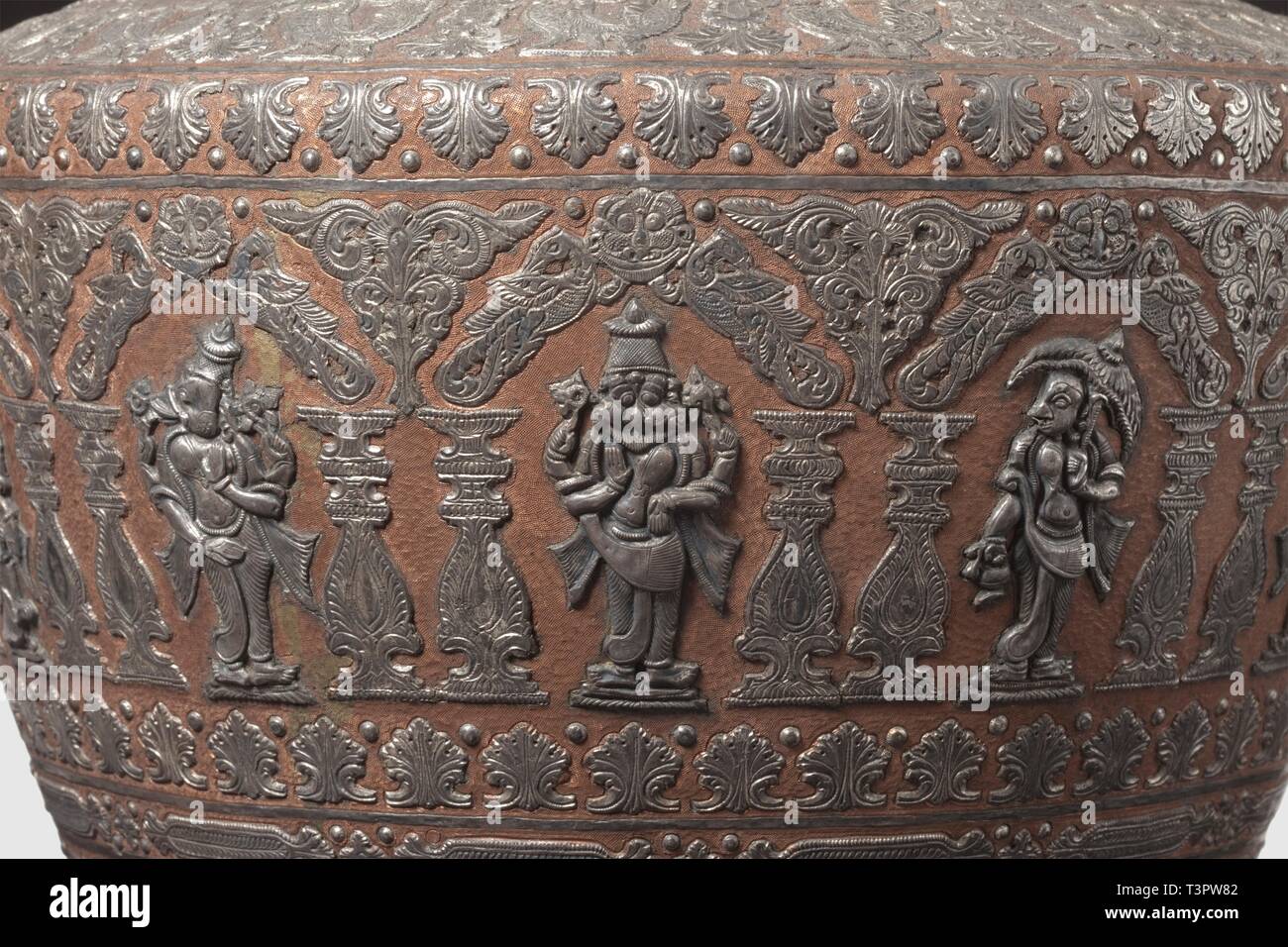 Un indio meridional magnífico jarrón con incrustaciones de plata, del siglo  xix y persiguieron cónico cuerpo fabricado de cobre con cuello corto,  quemado. El exterior está totalmente bordada con incrustaciones de bandas,
