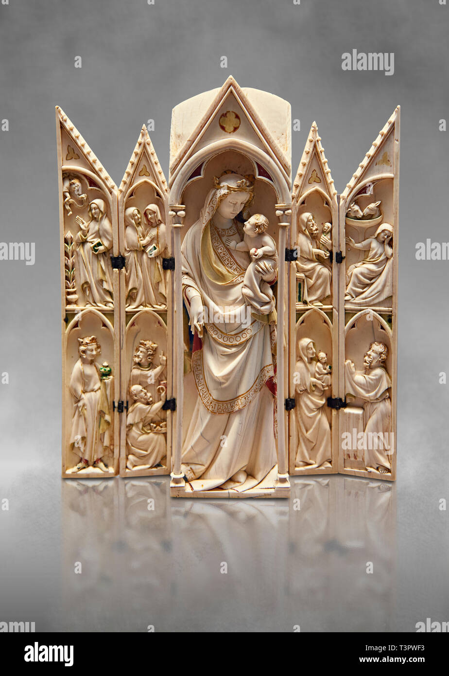 Marfil gótico medieval tabernáculo representa a la Virgen y el Niño con escenas de la Anunciación, la Natividad, la adoración de los Magos y el presente Foto de stock